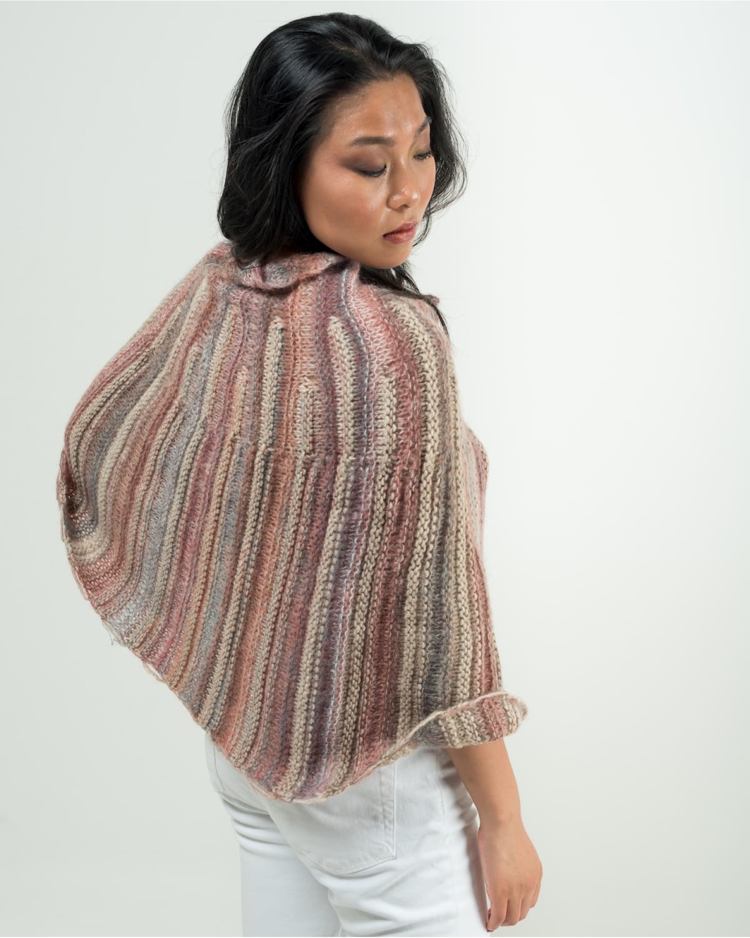 Poncho rosa melange a maglia links. Realizzato in mohair.